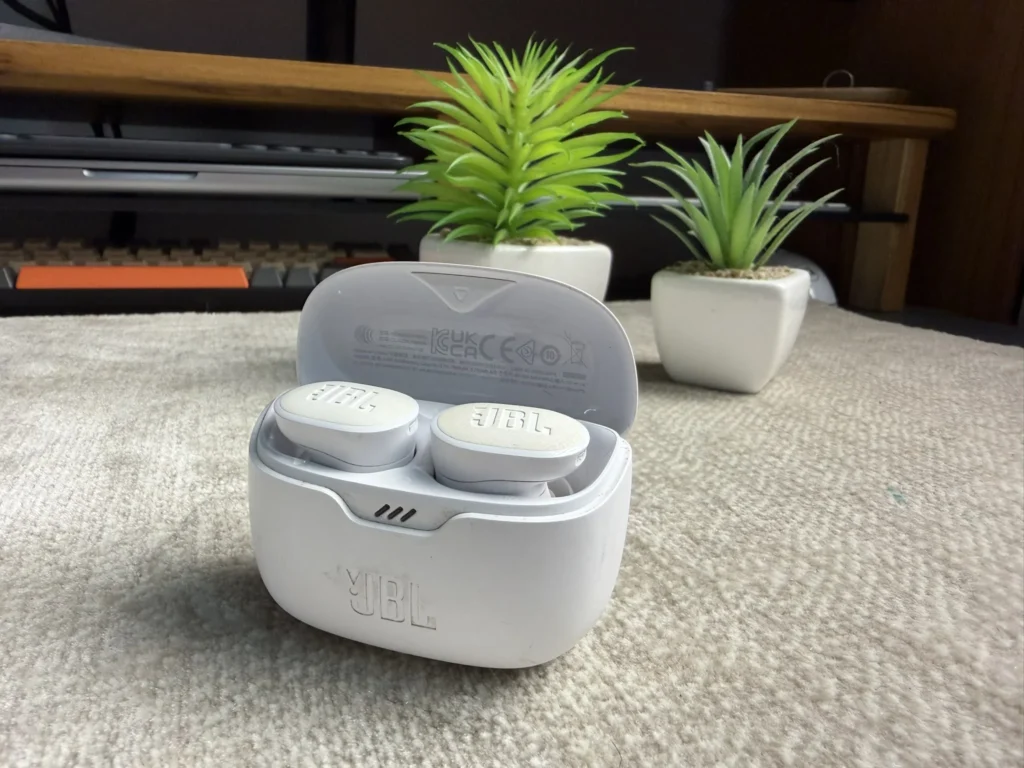 JBL Tune Buds 2 branco com os fones dentro do estojo de carregamento aberto