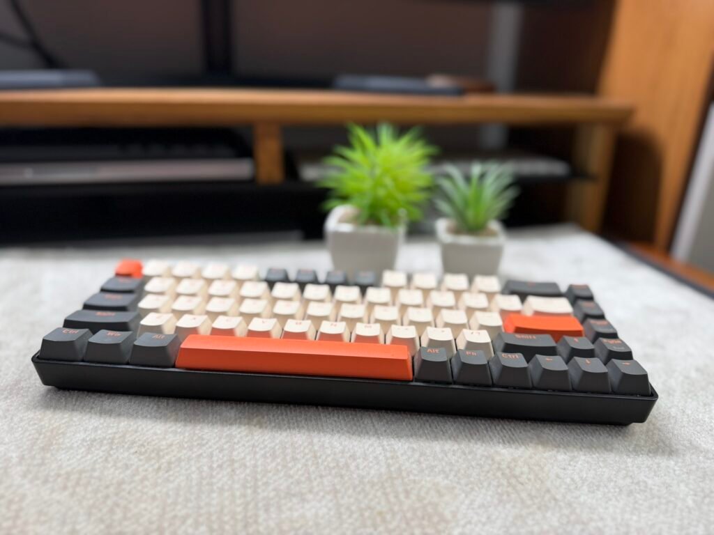 Teclado Ziyoulang K68 em cima da mesa em uma foto de frente