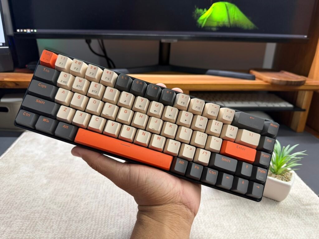 Teclado Ziyoulang K68 sendo segurado pelas mãos