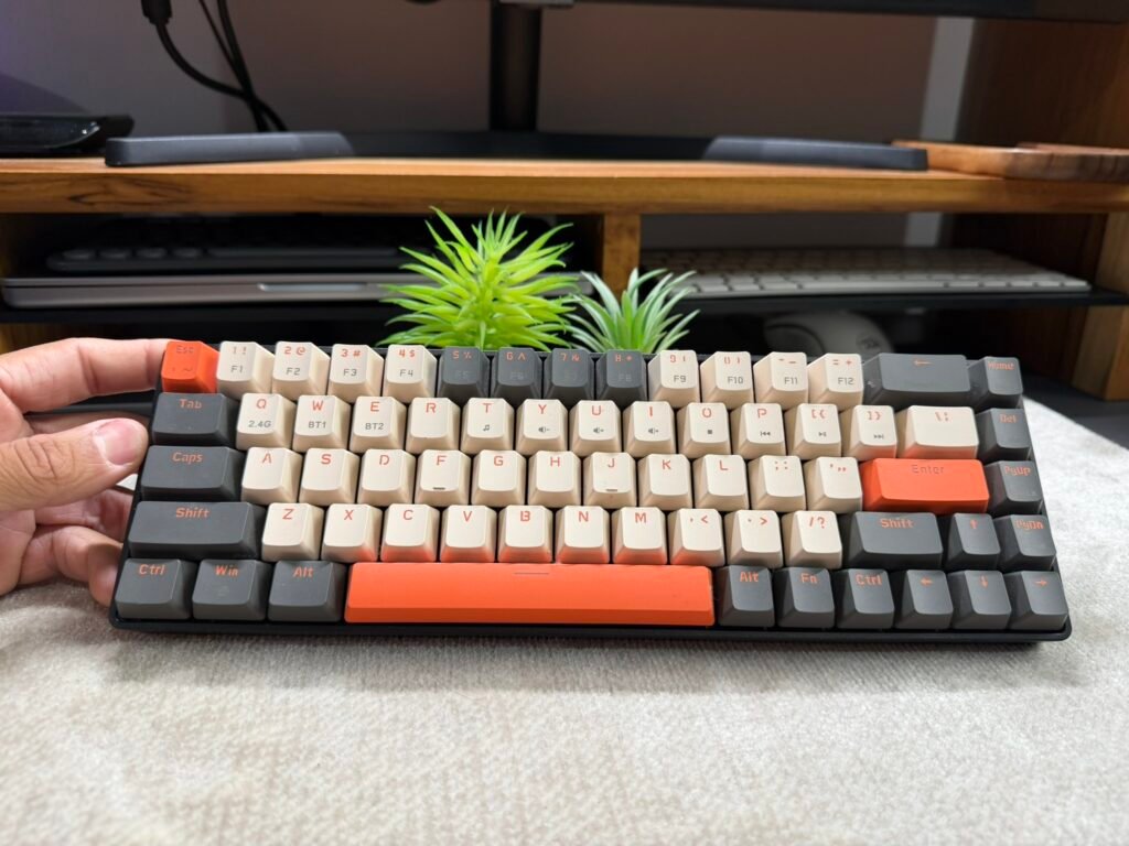 Teclado Ziyoulang K68 em cima da mesa mostrando as teclas